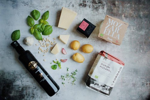 Ingredienser til kartoffelpizza med pesto