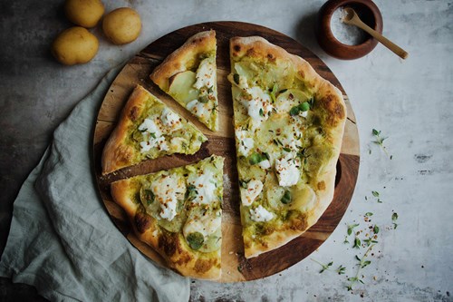 Kartoffelpizza skåret ud
