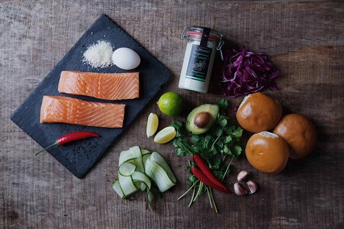 Ingredienser til asiatisk burger med laksebøf