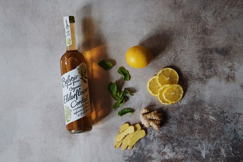 Ingredienser til lemonade med hyldeblomst og ingefær