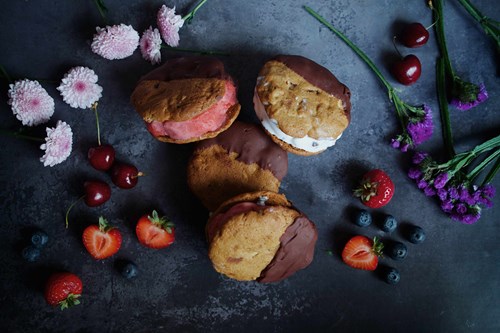 Cookie-sandwich med jordbær og blomster