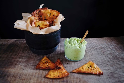 Tortillachips med avocado-edamamedip
