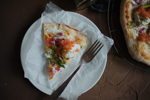 Slice af pizza med stenbiderrogn og gedeost
