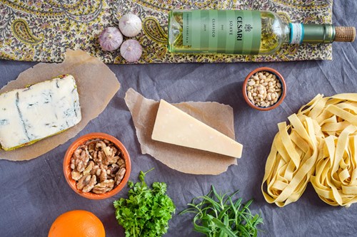 Ingredienser til pasta med nødder, appelsin og gorgonzola
