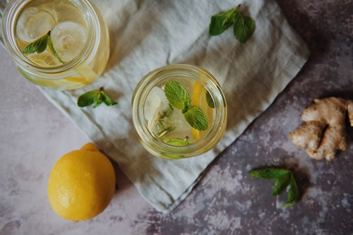 Lemonade med hyldeblomst i et glas