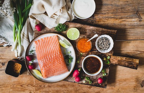 Ingredienser til Lynstegt laks